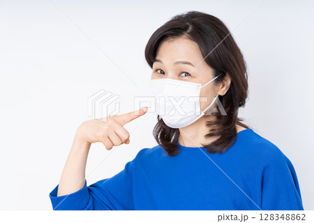 マスクをするミドルの女性 マスクをするミドルの女性 128348862