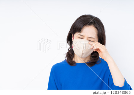 マスクをするミドルの女性 マスクをするミドルの女性 128348866