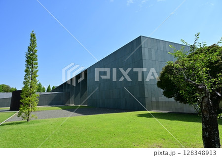 豊田市美術館(愛知県)の外観と芝生 豊田市美術館(愛知県)の外観と芝生 128348913