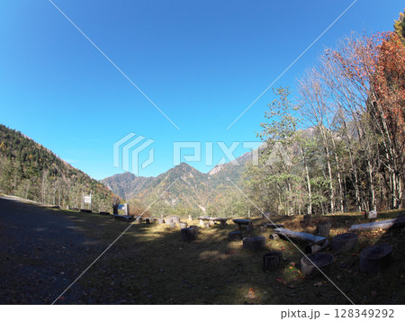 紅葉の始まった山の風景 紅葉の始まった山の風景 128349292