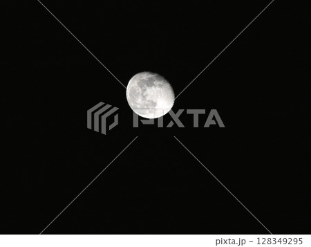 夜空に浮かぶ十六夜の月 128349295