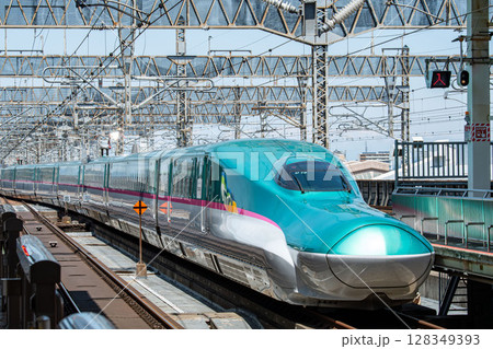 ホームに入線してくる東北青森新幹線E5系 128349393