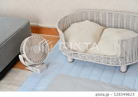 愛犬の夏グッズ(ペット用クールマット 冷感マット 小型扇風機 ペット用クールベッド) 夏素材 愛犬の夏グッズ(ペット用クールマット 冷感マット 小型扇風機 ペット用クールベッド) 夏素材 128349623