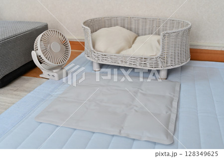 愛犬の夏グッズ(ペット用クールマット 冷感マット 小型扇風機 ペット用クールベッド) 夏素材 愛犬の夏グッズ(ペット用クールマット 冷感マット 小型扇風機 ペット用クールベッド) 夏素材 128349625
