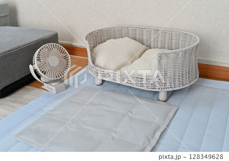 愛犬の夏グッズ（ペット用クールマット　冷感マット　小型扇風機　　ペット用クールベッド）　夏素材 128349628