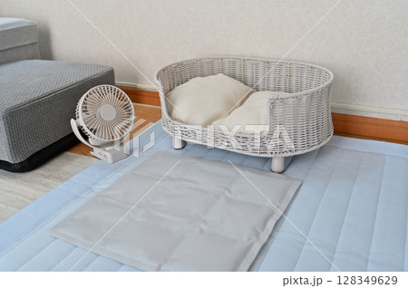 愛犬の夏グッズ（ペット用クールマット　冷感マット　小型扇風機　　ペット用クールベッド）　夏素材 128349629