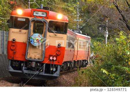 高山本線 キハ40系ツートン国鉄標準色 80周年ヘッドマーク 高山本線 キハ40系ツートン国鉄標準色 80周年ヘッドマーク 128349771