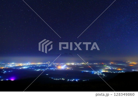 夜明け前の阿蘇雲海（阿蘇市） 128349860