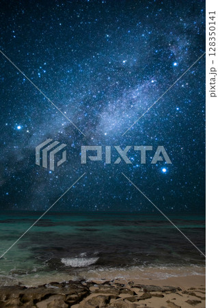 天の川が見える砂浜 128350141