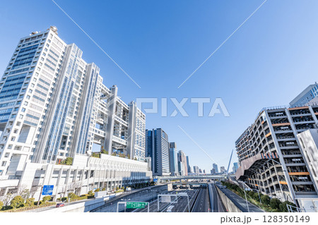 東京都港区台場　人気の観光地お台場　フジテレビ本社ビル周辺の街並み 128350149
