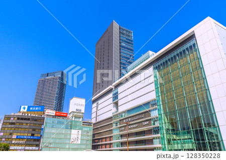 日本の横浜都市景観 7月。横浜駅やタワーマンションなどを望む＝9日 128350228
