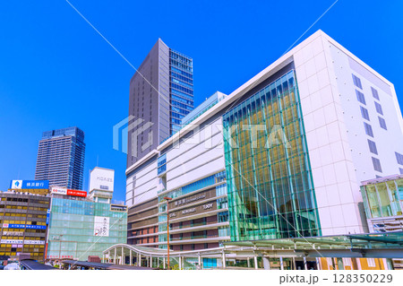 日本の横浜都市景観 7月。横浜駅やタワーマンションなどを望む＝9日 128350229