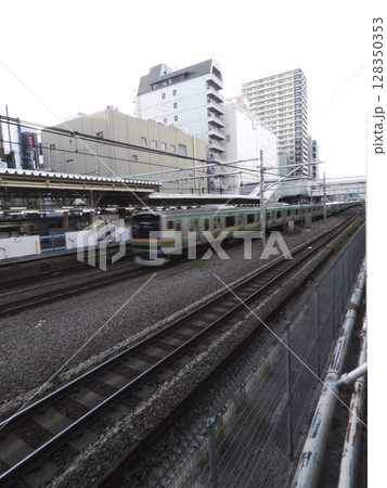 大森駅を高速通過する東海道線、都会の鉄道と駅周辺の風景、東京の交通網を象徴する一枚、日常のワンシーン 128350353