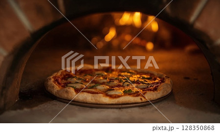 こんがりと焼けたピザ こんがりと焼けたピザ 128350868