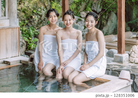 女子旅　露天風呂　入浴イメージ 128351006