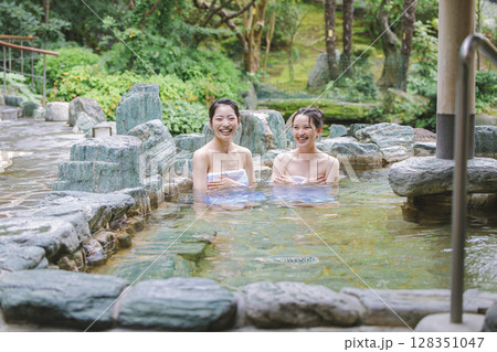 女子旅　露天風呂　入浴イメージ 128351047