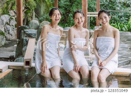 女子旅　露天風呂　入浴イメージ 128351049