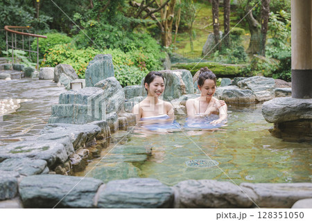 女子旅　露天風呂　入浴イメージ 128351050