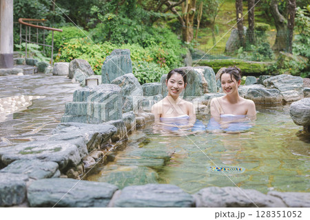 女子旅　露天風呂　入浴イメージ 128351052