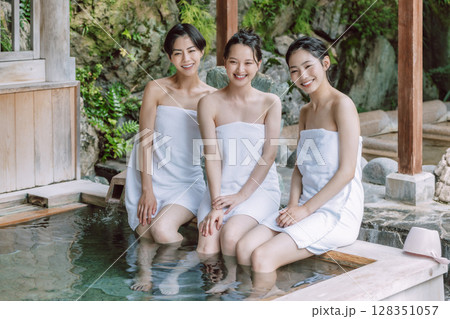 女子旅 露天風呂 入浴イメージ 女子旅 露天風呂 入浴イメージ 128351057