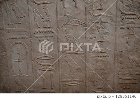 レリーフに刻まれたヒエログリフ 128351146