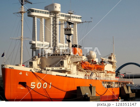 南極観測船 ふじ」と名古屋港ポートビル 128351147