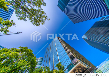 日本の横浜都市景観 7月。新高島駅前の摩天楼などを望む＝9日 128351169