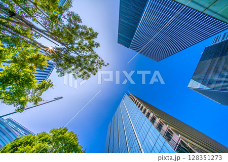 日本の横浜都市景観 7月。新高島駅前の摩天楼などを望む＝9日 128351273