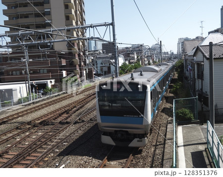 都会を走るJR京浜東北線、日常の鉄道風景と街並み、大田区を行く青帯の電車 128351376