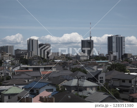 大田区の夏空と都市景観、住宅街の屋根と遠方のビル群、積乱雲が浮かぶ東京の空 128351380