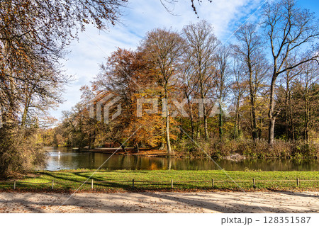 Golden autumn view in famous Munich relax place - Englischer Garten. Munich, Bavaria, Germany 128351587