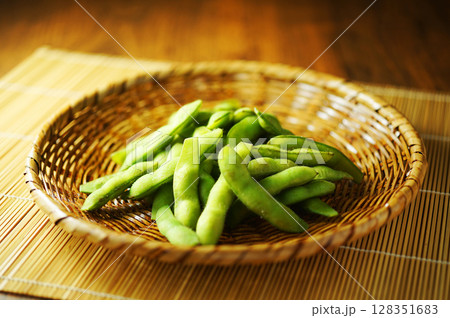 網ざるに盛った塩茹で枝豆 128351683