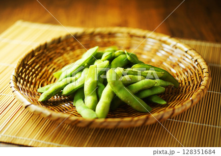 網ざるに盛った塩茹で枝豆 網ざるに盛った塩茹で枝豆 128351684