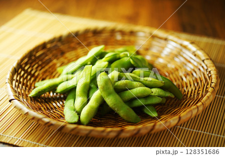 網ざるに盛った塩茹で枝豆 128351686
