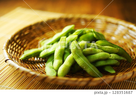 網ざるに盛った塩茹で枝豆 128351687