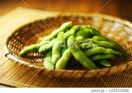 網ざるに盛った塩茹で枝豆 128351688