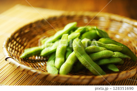 網ざるに盛った塩茹で枝豆 網ざるに盛った塩茹で枝豆 128351690