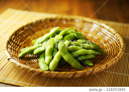 網ざるに盛った塩茹で枝豆 128351691