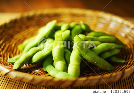 網ざるに盛った塩茹で枝豆 128351692