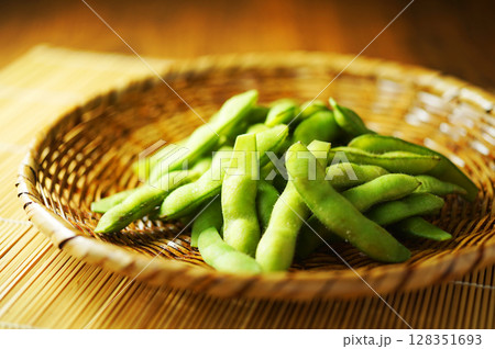 網ざるに盛った塩茹で枝豆 128351693