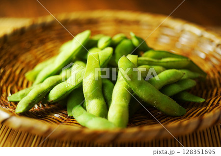 網ざるに盛った塩茹で枝豆 128351695