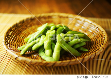 網ざるに盛った塩茹で枝豆 128351696