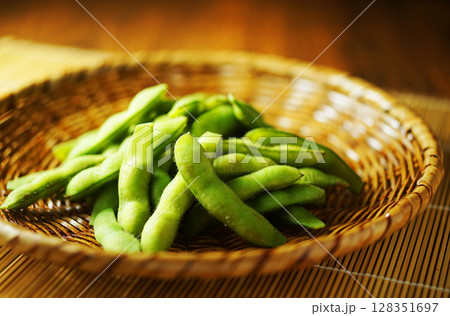 網ざるに盛った塩茹で枝豆 128351697
