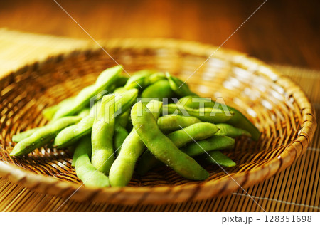 網ざるに盛った塩茹で枝豆 128351698