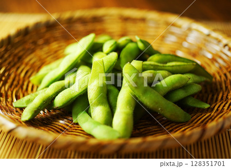 網ざるに盛った塩茹で枝豆 網ざるに盛った塩茹で枝豆 128351701