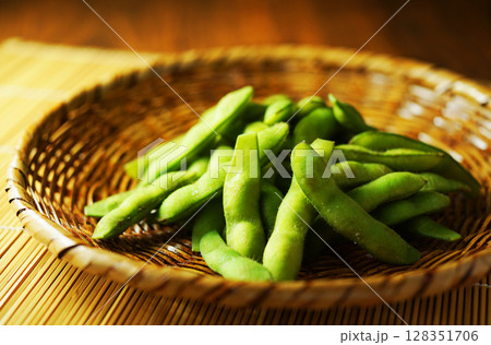 網ざるに盛った塩茹で枝豆 128351706