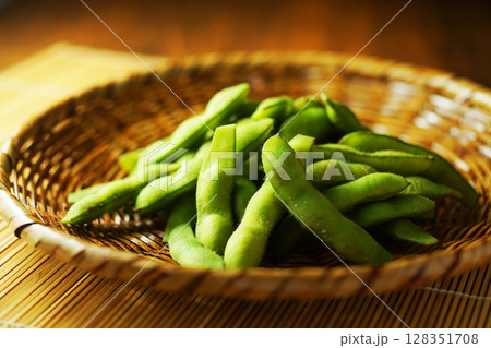 網ざるに盛った塩茹で枝豆 128351708