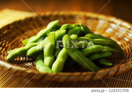 網ざるに盛った塩茹で枝豆 128351709