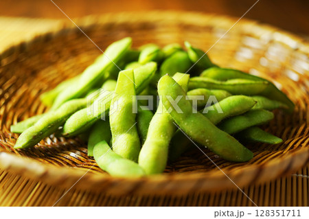 網ざるに盛った塩茹で枝豆 128351711