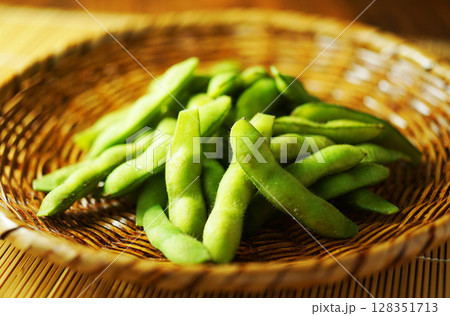網ざるに盛った塩茹で枝豆 網ざるに盛った塩茹で枝豆 128351713